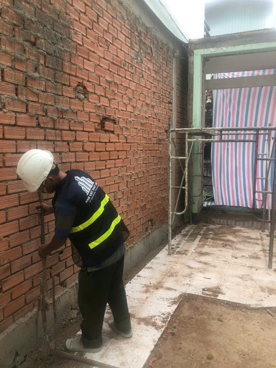 thi công lắp đặt cột